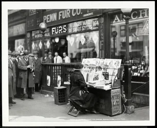 Vendedor de Noticias Ciego, Aaron Weintraub, en su Puesto en la Esquina Sureste de la 7ª Avenida y la Calle 32, Nueva York, 1926